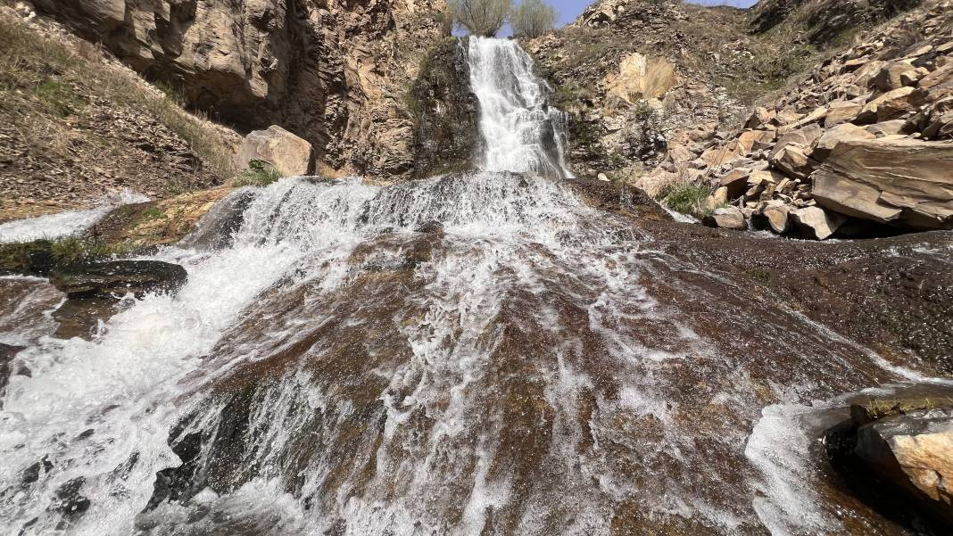 Karlar eridi Susuz Şelalesi’nde kartpostallık görüntüler oluştu - Resim: 13